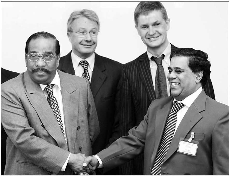 Sri Lankan Government-Tamil Eelam Peace Talks in Geneva, Anton Balasingham of LTTE shaking hands with SriBala de Silva of Sri Lankan government.
